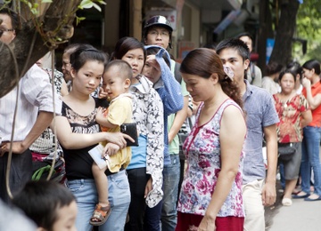 Huy dong tre em ra xep hang mua banh trung thu hinh anh