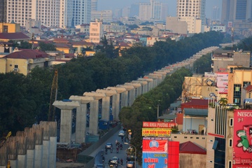 Duong sat tren cao cham chap vi... cot dien hinh anh