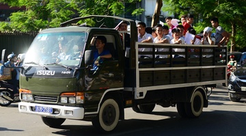Dung xe tai dua thi sinh den dia diem thi hinh anh