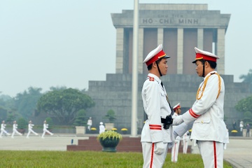 Đội cảnh vệ chỉnh đốn trang phục trước giờ trọng thể.