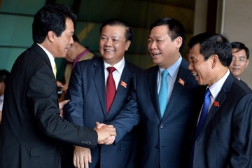 Dai bieu Quoc hoi khoa moi tuoi cuoi trong buoi hop dau tien hinh anh