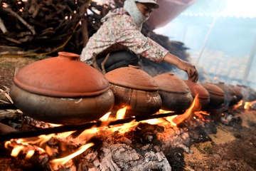 Bep nieu kho ca 'lang Vu Dai' ruc lua can Tet hinh anh