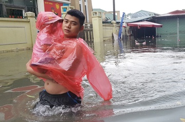 Nhip song dao lon sau tran mua bao gay ngap duong pho hinh anh