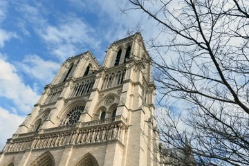 Nha tho Duc Ba Paris truoc khi xay ra vu chay lon hinh anh
