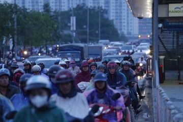Nguoi dan chon chan tren duong ve nha sau tran mua lon hinh anh