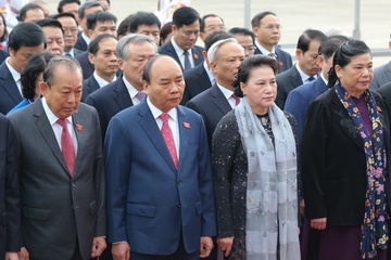 Dai bieu Quoc hoi vao Lang vieng Chu tich Ho Chi Minh hinh anh