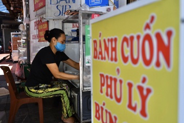 Hang banh cuon noi tieng ban hon 100 suat mang ve moi ngay hinh anh
