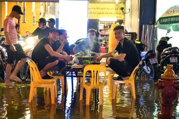 Nguoi Ha Noi co chan ngoi nhau giua menh mong nuoc hinh anh