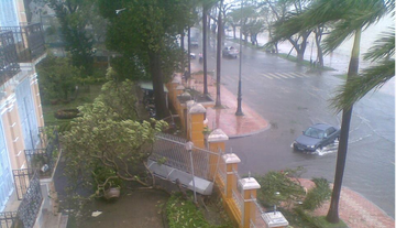 Duong ven song Han dieu tan trong bao Nari hinh anh