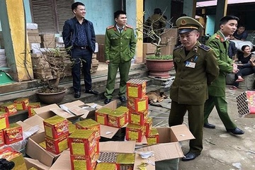 Phat hien 200 kg phao tren duong nhap vao Viet Nam hinh anh