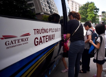 Nhieu xe khong phep dua don hoc sinh truong Gateway hinh anh