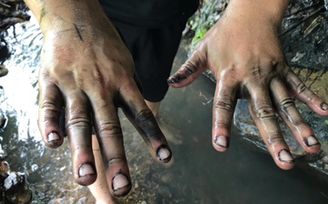 Vo trach nhiem, lap liem khi de dan dung nuoc nhiem dau thai hinh anh