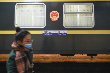 Vi sao hang khong dong cua, duong sat van chay toi Trung Quoc? hinh anh
