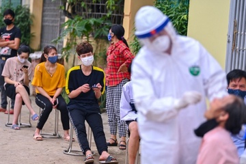 Nguoi dan ong 60 tuoi bo di khoi khu vuc bi phong toa hinh anh