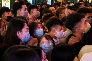 Bat buoc deo khau trang khi ra duong don nam moi 2021 hinh anh