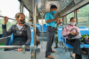 Khong deo khau trang, hanh khach khong duoc len xe buyt o Ha Noi hinh anh