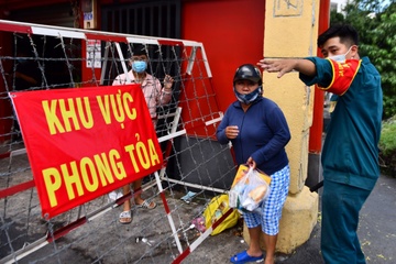 Chu tich thi tran o Ha Noi phai cach ly do tiep xuc F0 hinh anh