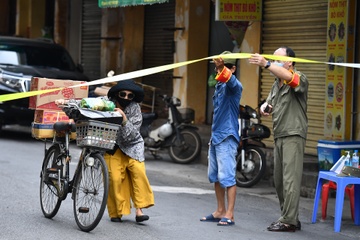 Ha Noi co tiep tuc gian cach sau ngay 7/8? hinh anh