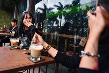 Cac quan trung tam Ha Noi dung ban hang an, uong tai cho hinh anh