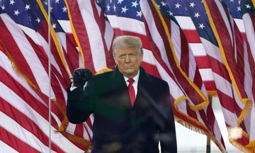 Tong thong Trump tim kiem ‘vu khi’ moi hinh anh