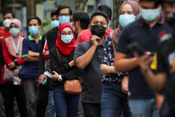 Malaysia phong toa gan mot nua dat nuoc vi dich Covid-19 hinh anh