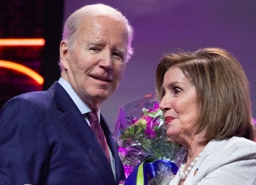 Ba Pelosi bat ngo tiet lo van chua noi chuyen lai voi ong Biden hinh anh