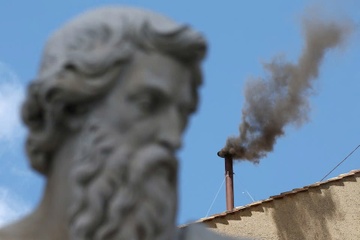 Khói đen bốc lên ở Vatican báo hiệu điều gì?