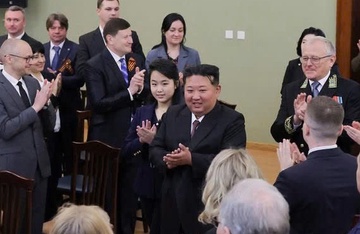 Ông Kim Jong Un và ái nữ bất ngờ đến thăm Đại sứ quán Nga