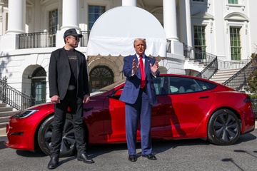 Chiec Tesla bien mat, ong Trump co ‘xuong nuoc’ sau khi Musk lam lanh? hinh anh