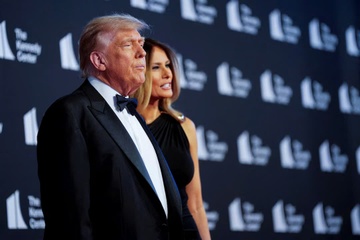 Nguoi la o, nguoi vo tay khi ong Trump xuat hien tai dem nhac kich hinh anh
