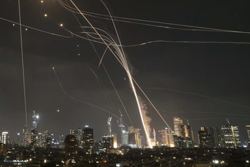 Israel đánh chặn tên lửa Iran trên bầu trời Tel Aviv