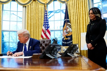 Ong Trump va giam doc tinh bao My bat dong ve hat nhan Iran hinh anh