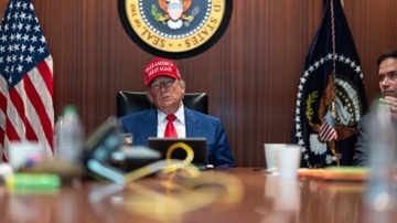 Ong Trump thoat nguy co bi luan toi sau don khong kich Iran hinh anh