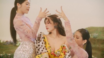 HyunA khong khoe than, dien toan hang hieu trong MV 'Flower Shower' hinh anh
