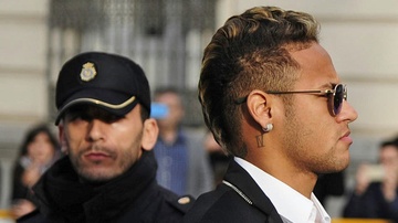 Neymar bi de xuat an tu lau hon Messi hinh anh