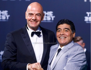 Maradona duoc FIFA trao vai tro gay tranh cai hinh anh