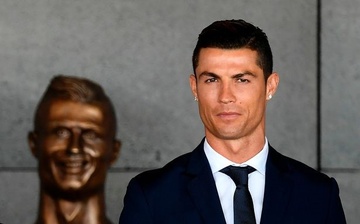 Ronaldo yeu cau sua buc tuong xau xi hinh anh