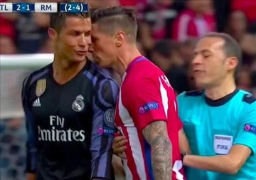 Tiet lo dau tien ve noi dung man chui boi giua Torres va Ronaldo hinh anh