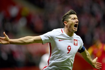 Vuot mat Ronaldo, Lewandowski dua Ba Lan toi World Cup hinh anh