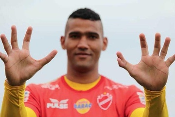 Thu mon Brazil so huu ban tay 6 ngon hinh anh