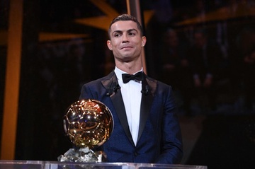 Phe cua Messi cay cu khi Ronaldo gianh qua bong vang hinh anh