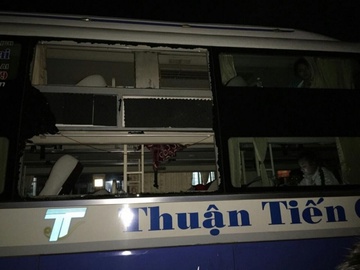 Nhau xong, cam da di nem xe khach cho vui hinh anh