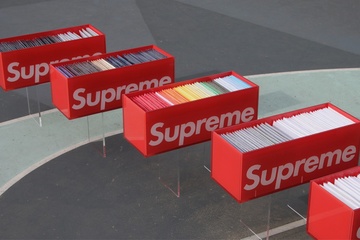 Bo suu tap ao Supreme hiem duoc ban dau gia 2 trieu USD hinh anh