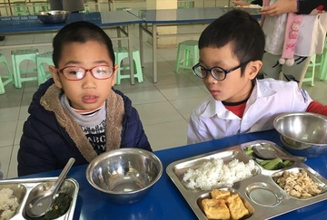 So GD&DT Ha Noi len tieng vu phu huynh phan doi tang tien an hinh anh