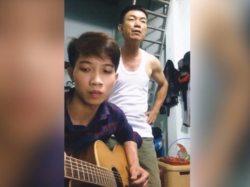 Chang trai Binh Phuoc dem guitar cho cha hat 'Ngam hoa le roi' hinh anh