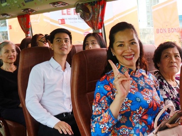 Nhom ban tre 9X ra mat tour trai nghiem du lich Ha Noi day sang tao hinh anh