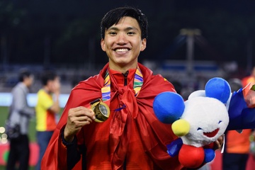 Van Hau va dan cau thu duoc fan nu nuoc ngoai tuong tac hinh anh