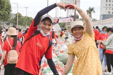 Me bau 8 thang tham gia tinh nguyen don rac hinh anh