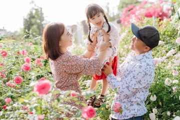 Cap vo chong dung nha giua vuon hong khi nghi dich hinh anh