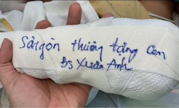 Bac si TP.HCM 'tang' em be Ha Giang ca 'ban tay' hinh anh